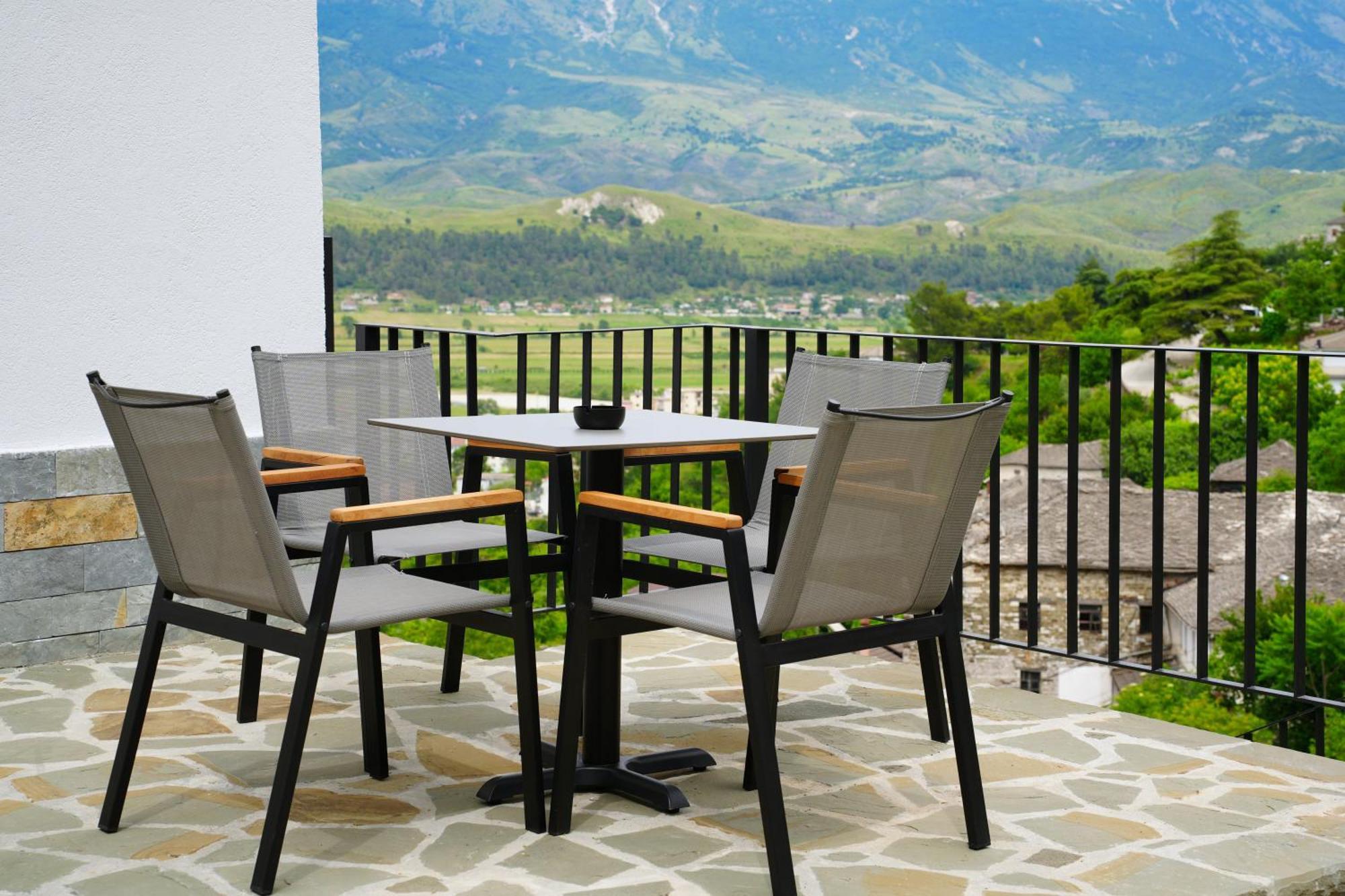 Castlefront Apartamento Gjirokastër