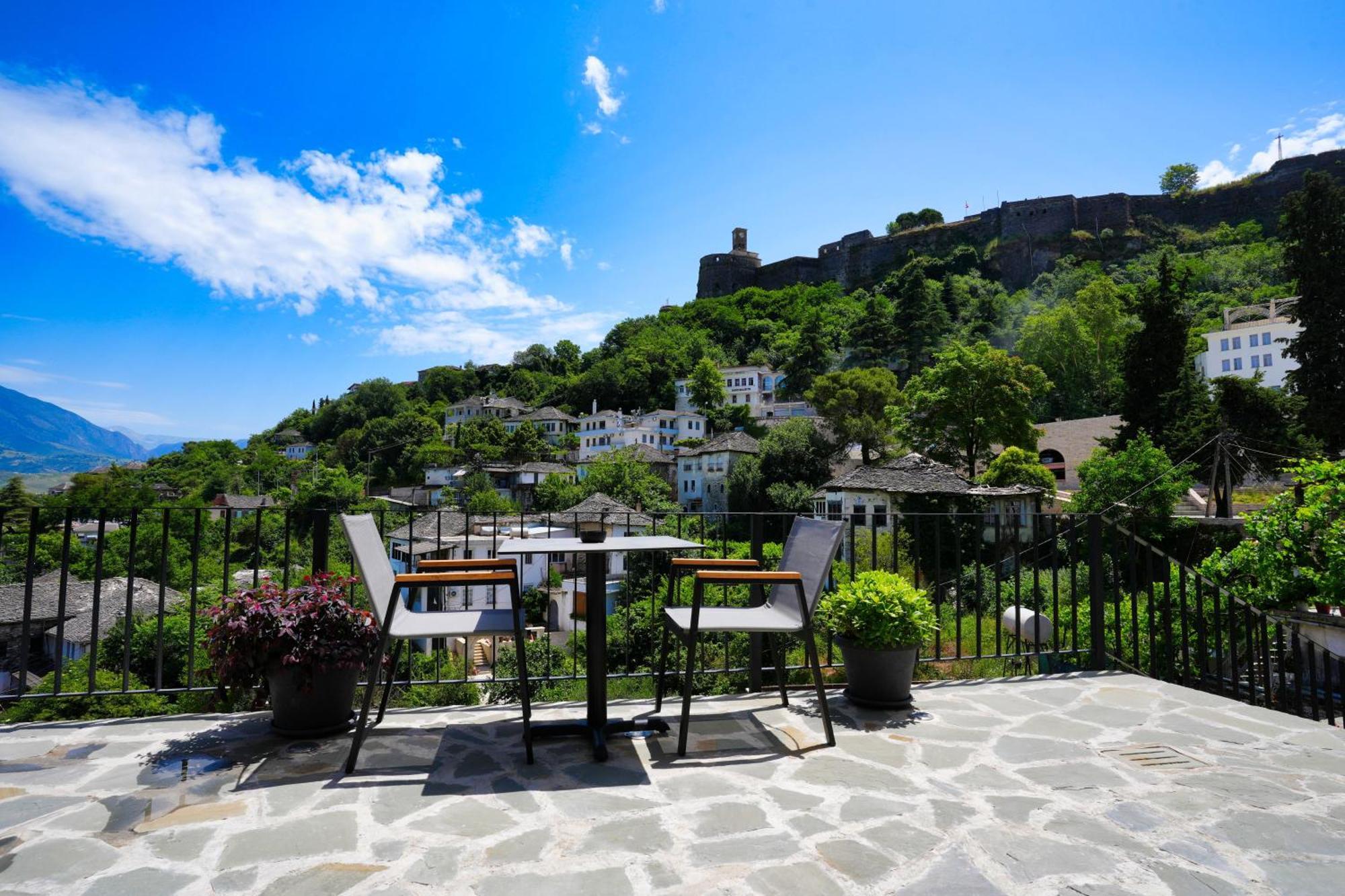 Castlefront Apartamento Gjirokastër